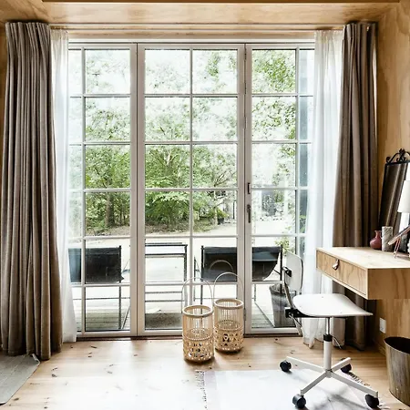 With Orangery Near And Forest 度假居